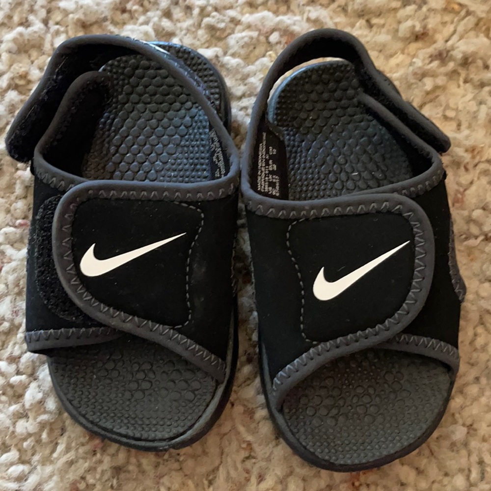 Infant/toddler boys size 6c Nike sandals